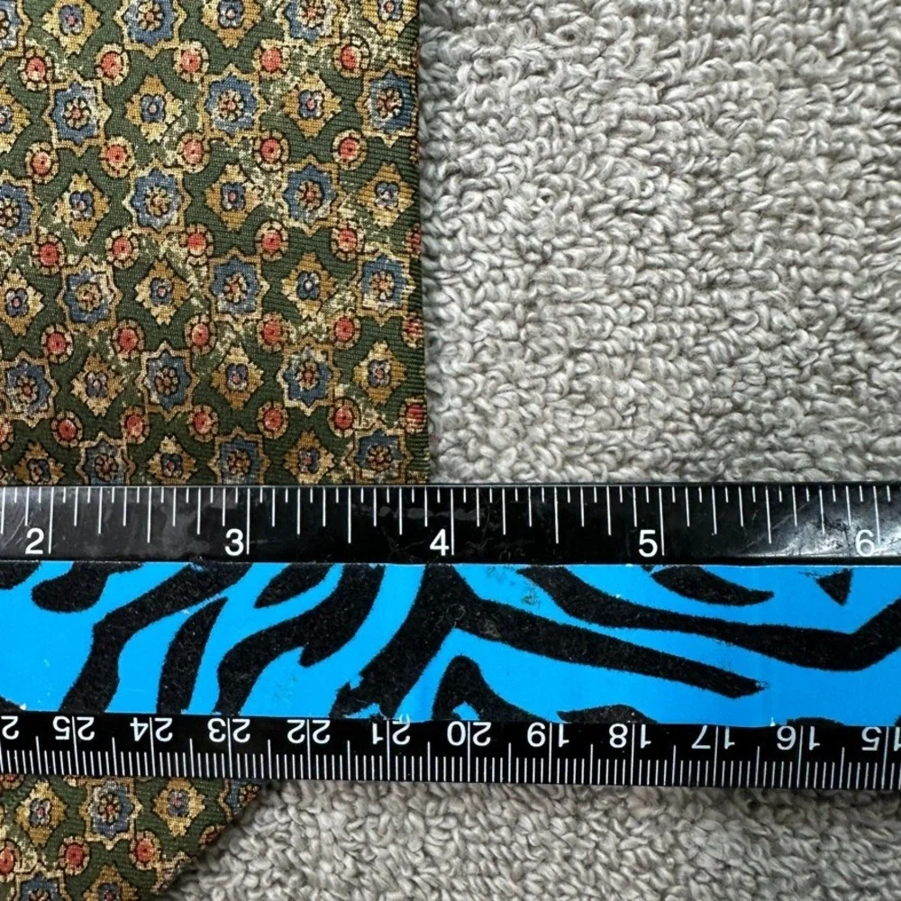 Burberrys of London Mens Silk Tie Olive Green Geometric Medallion Vintage USA